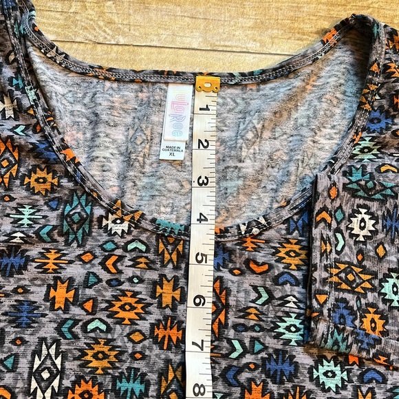 LuLaRoe Lynnae Aztec Print Long Sleeve Tee XL - Picture 6 of 10